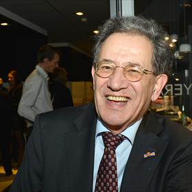 Eddy Schuyer (voorzitter Stichting Lezen) heeft reden om te lachen. Stichting Lezen is jarig.