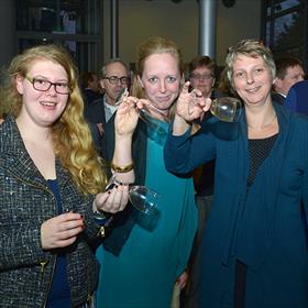 Marketing&#160;= optimisme. Het glas is niet zozeer leeg, het is klaar om weer&#160;volgeschonken te worden. Hanneke Dijkman (stagiaire), Jet Huigsloot (marketing), Ineke Boerrigter (marketing).