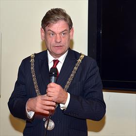 Oeit. Een burgemeester. Ernstig.&#160;Ruud Nederveen (burgemeester Bloemendaal).
