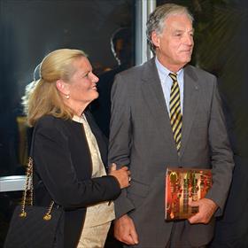 Marjet en Cees van Wijk met het boek waarin Cees van Wijk volgens de burgemeester eigenlijk de hoofdpersoon is: De fantastisch vliegende boeken van Marius Mindermeer (uitgeverij Rubinstein).