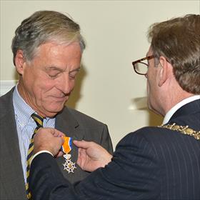 En o ja. Cees is voortaan Ridder Cees.