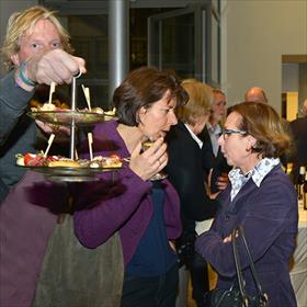Alles goed en wel. Maar waar zijn de hapjes? Paula Vrolijk (digitalisering, marketing &amp; communicatie&#160;Koninklijke Boekverkopersbond KBb),&#160;Jenny Dijkers (secretariaat GAU).