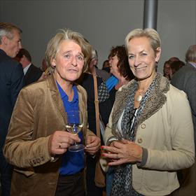Lodewijk van Zonneveld (uitgeverij Rubinstein) is intens tevreden vanwege Marius Mindermeer. Rechts Joke Radius (vertaler, reisjournalist, auteur van&#160;À Paris à vélo, - uitgeverij Dominicus).