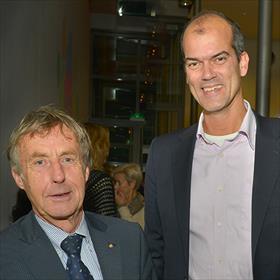 Déja vu: Michael van Everdingen (directeur KBb)&#160;staat op foto&#39;s tegenwoordig het liefst&#160;naast tamelijk korte mensen.&#160;Zoals Wim Karssen (oud-voorzitter Nederlandse Boekverkopersbond Nbb) , 