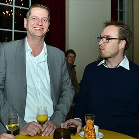 Doe Maar fans waren toch vooral meisjes?  Emiel Hendriks (sales manager VBK), Bart Bulsing (key account manager VBK).'Wij waren toen te jong. Of al te oud. Maar nu vinden we het best mooi.' 