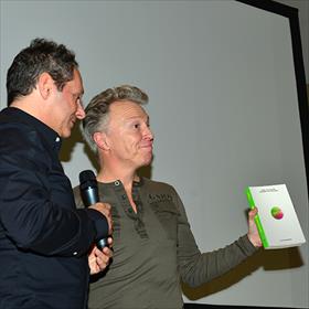 Tijn Touber (yogi, muzikant, schrijver, inspirator en meditatieleraar) krijgt het (bijna) eerste exemplaar.