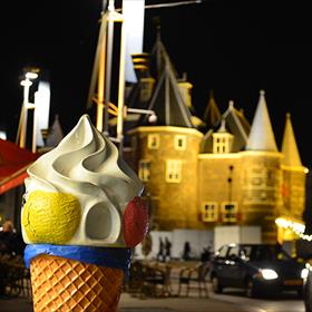 Nieuwmarkt - Bij dag een Boerenmarkt. Bij nacht uitvalsbasis voor seks &amp; drugs &amp; Nederpop .