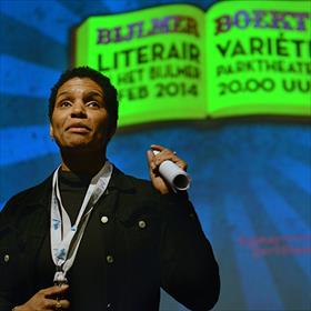 Het literair variété kan beginnen.Mobieltjes uit...&#160;&#160;Jeritza Toney (productie).