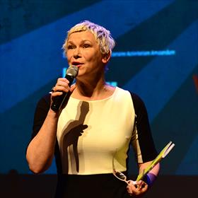 De moeder van&#160;Bijlmer Boekt!: Christine Otten (initiatiefnemer en presentator).