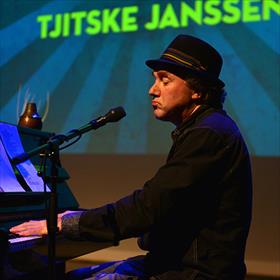Jeroen Zijlstra (piano, zang).