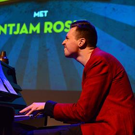 Alexander van Popta&#160;begeleidt op piano.