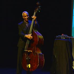 Is er een bassist in de zaal? Pablo Nahar begeleidt dichters desgewenst muzikaal en bescheiden.