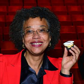 Voorpret? Ernestine Comvalius (directeur Bijlmer Parktheater) met het speciale Bijlmer Boekt! taartje voor na afloop.