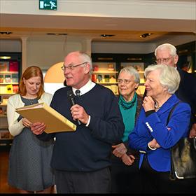 Het Liber Amoricum van klanten, aangeboden door klant Kees van Rest (zijn vrouw Carla,&#160;de initiatiefneemster, heeft te veel &#160;last van haar keel).
