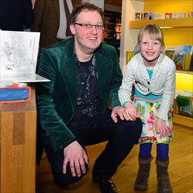 Jong geleerd...&#160; Tewin van den Bergh (medewerker Bouwman Boeken) met dochter Loes.&#160; 