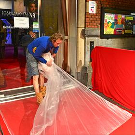 Bijna klaar. De rode loper wordt ontdaan van&#160;het beschermend plastic.