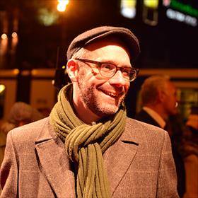 Owen Schumacher (tv-maker Koefnoen) bevoelt de rode loper.