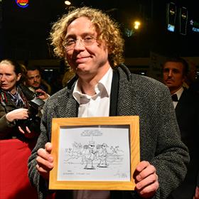 Jean-Marc van Tol (tekenaar Fokke &amp; Sukke) met zijn jaarlijkse Boekenweekprent als cadeautje voor het CPNB
