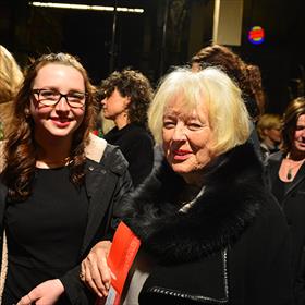 Marjan Berk (auteur) met escorte.
