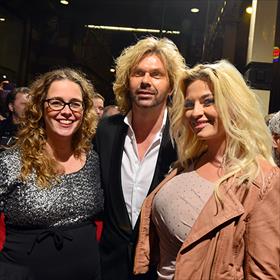 Bobbi Eden (pornoster en autobiograaf) met echtgenoot worden begeleid door Ruth Bergmans (freelance voor Nijgh &amp; Van Ditmar).