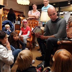 Magali de Frémery is een olifant die erg moet wennen aan boeken als cadeau. Show ook in boekhandelformaat te geven.