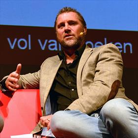 John de Wolf (voetbalbeest) heeft zijn biografie&#160;&#39;De Wolf, John&#39; nog niet gelezen. Dat is een lekker klusje voor straks in het vliegtuig.