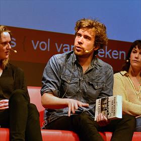 Daan Heerma van Voss (auteur) op de bank met twee andere schrijvers onder de 40.&#160;&#39;De categorie jonge schrijvers heeft iets paralympisch.&#39;