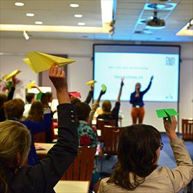 &#39;In Lieve Stine, weet jij het?&#39; (Kluitman)&#160;stellen &#160;kinderen vragen over het leven. Filosoof Stine Jensen geeft niet antwoorden en stelt vragen terug. En ze geeft opdrachtjes.
