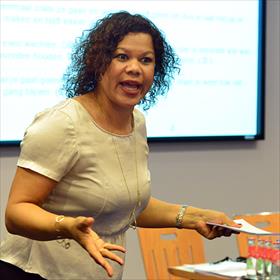 Anousha Nzume, auteur van &#39;De mama match. Snelcursus relaxt moederschap&#39; (Luitingh-Sijthoff)