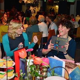 Iedere tafel heeft een lunch-auteur. Naast Tessa de Boer (merchandiser Kobo) zit &#160;Mies van Hout (kinderboekillustrator).