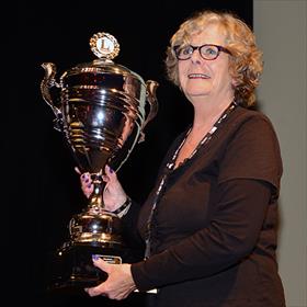 Ineke van Nispen (Van Kemenade &amp; Hollaers Breda) wint dit jaar de wisselbeker voor actiefste&#160;Libris Beste Boekenkast Boekenreviewer. 