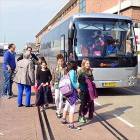 Aankomst der gladiatoren van groep 6 van de Oldenbarneveltschool.
