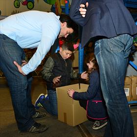 Dozen vullen met cadeaus, snoep en slingers&#160;voor jarige kinderen.
