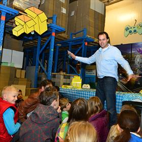 Groots en meeslepend. Harold Lloyd (directeur Stichting Jarige Job) legt het principe van de verjaardagsboxen&#160;nog een keer uit.