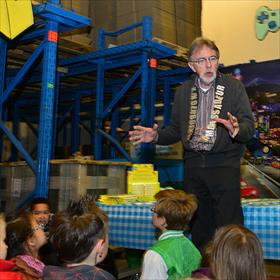 Tips van Jacques Vriens: als je niet zo van lezen houdt, ruil een saai boek uit de bieb dan onmiddellijk om voor een leuk boek.