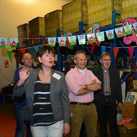 Judith Boerma (uitgever kinder- &amp; jeugdboeken Van Holkema &amp; Warendorf). Boven haar hoofd&#160;staat&#160; 20.000 x&#160;Wat een&#160;feest!&#160; klaar. 