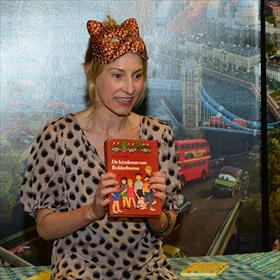 Niki Smit met haar favoriete kinderboek. Van Astrid Lindgren.
