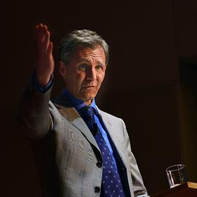 Piero Stanco (directeur uitgeverij Kluitman) presenteert de volgende spreker.