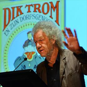 Dick Matena (striptekenaar)&#160; over de illustratoren van Kluitman. Op de achtergrond Dik Trom, getekend door Joh. Braakensiek.