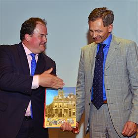 Officieel momentje.&#160;Eppo van Nispen tot Sevenaer (directeur Stichting CPNB) &#160;neemt het eerste exemplaar van jubilieumboek in ontvangst.