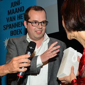 Behalve tienduizend euro krijgt Nolet de trofee uit handen van thrillerauteur Tess Gerritsen.