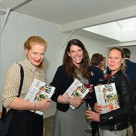 Op de valreep nog een handtekening halen voor je boek. Anne Timmer (lifestyle fotografe), Jantine Crezée, Renske van der Ploeg &#160;(styliste).