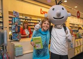 Bram Botermans met koper van het miljoenste exemplaar: Michael (12)