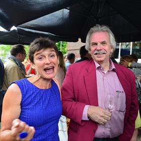 De stemming is meteen al geanimeerd. Hilde Janssen (journalist, antropoloog, Nw A'dam auteur), Roelof Posthuma (vertaler).
