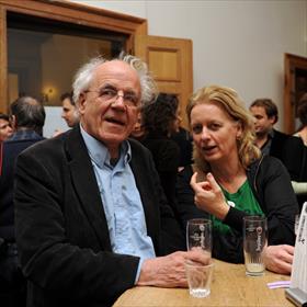 Wat gebeurt er soms veel op een foto. Kees-Jan van Klaveren (debuterend auteur bij WB),  Jan Haasbroek (journalist), Mirjam Renting (marketing Nw A'dam), Floor Meijer (auteur WB).