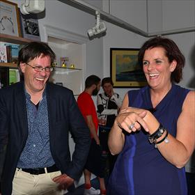 Binnen is het feest. Ellen Heijmerikx (auteur Wij dansen niet), Jos  Versteegen (dichter).