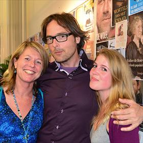 Stevige ondersteuning. Marion Hoff (bureauredacteur Nw A'dam), Bas Steman (auteur), Charley Haagsma (pr &amp; promotie Nw A'dam).