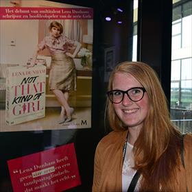 Marloes Hoogendoorn (boekhandel Ten Hope, Uithoorn) bij haar favoriete fenomeen Lena Dunham.
