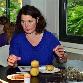 De aardappels zijn al gestapeld. Sacha Meyer (auteur De Opvreters) geeft een workshop knutselen met eten.