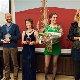 Winnaars uitreiking Paul Harland Prijs 2014, v.l.n.r. Marco Knauff (derde plaats), Erik Heiser (eerste plaats), Sarah de Waard (tweede plaats), Nieske Lindelauf-den Heijer (De Feniksprijs), Jacqueline Weers (Paul Harland Debuutprijs).